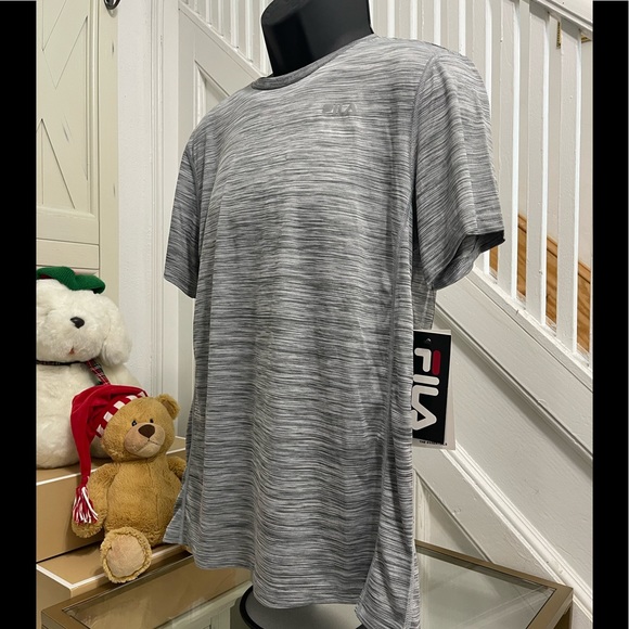 NWT Men’s Size Medium Fila Short Sleeve Quick Dry Logo Print Tee Rainfall Grey - Picture 3 of 9